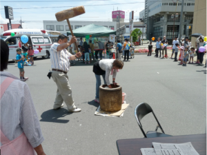 赤十字奉仕団による餅つき